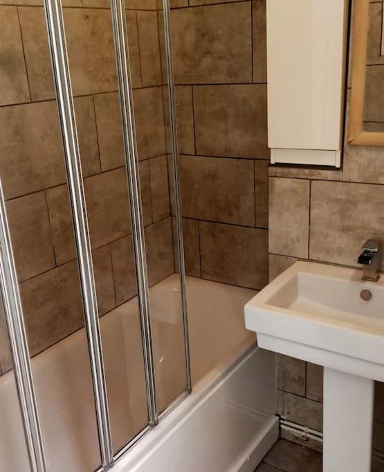 شقة Impeccable 2-Bed House لندن المظهر الخارجي الصورة