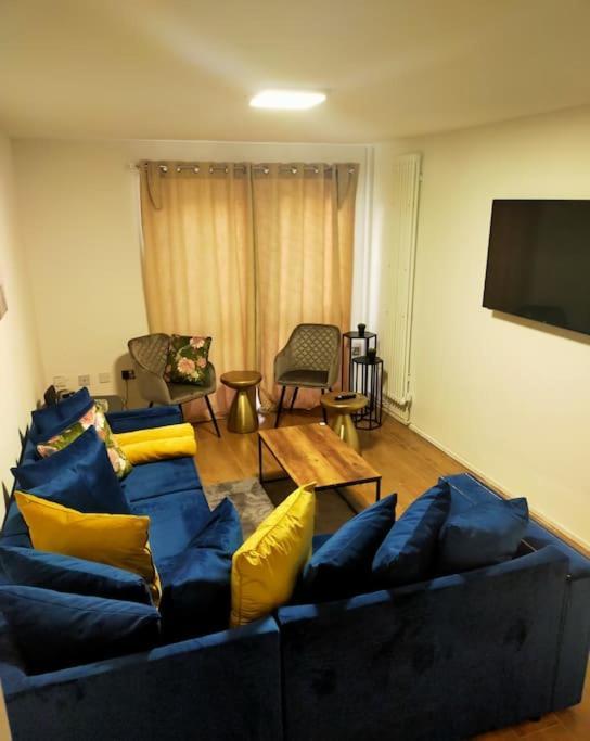 شقة Impeccable 2-Bed House لندن المظهر الخارجي الصورة