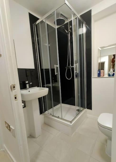 شقة Impeccable 2-Bed House لندن المظهر الخارجي الصورة