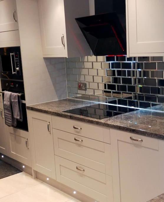 شقة Impeccable 2-Bed House لندن المظهر الخارجي الصورة
