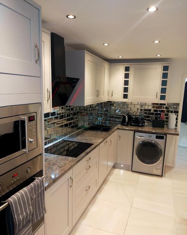 شقة Impeccable 2-Bed House لندن المظهر الخارجي الصورة